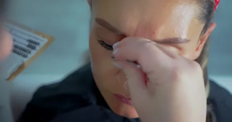 Makeup Artist Applying Eye Makeup in Beauty Salon 库存影片 325524375