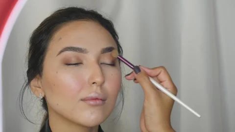 Makeup artist applying eye shadows Video stock 132271772
