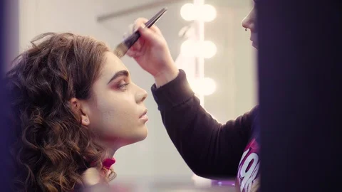 Makeup artist applying foudation Vídeos de archivo 88552550