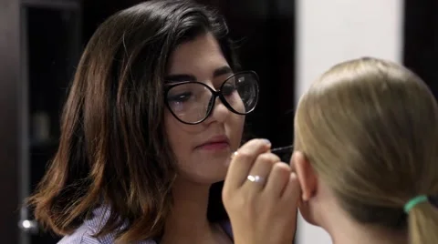 Makeup artist applying mascara on model's eyelashes 库存影片 67319595