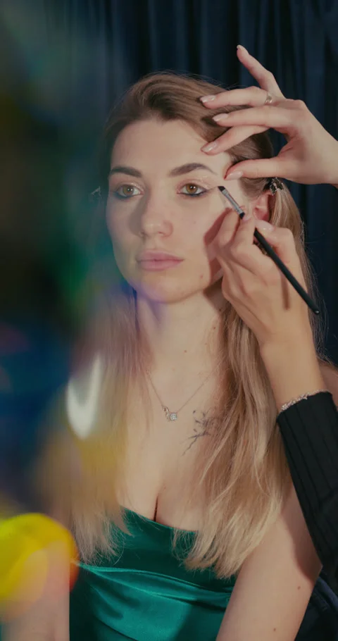 Makeup artist applying sparkling eyeshadow on woman Stock-Footage 347011002