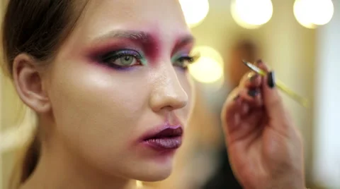Makeup artist brings the image to the final Stock-Footage 68462142