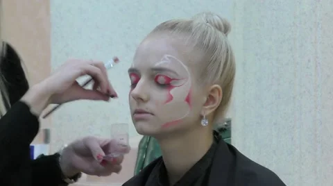 Makeup artist creates makeup Stock Footage 58462099