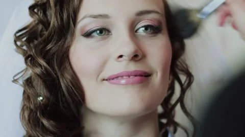 The Makeup Artist Does a Make-up to The Bride. Preparations for the wedding . Vídeo Stock 52490897