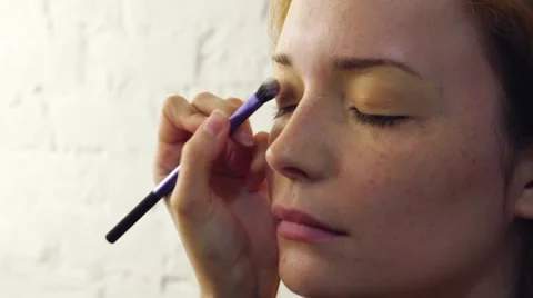 Makeup artist does makeup age Video stock 63120236