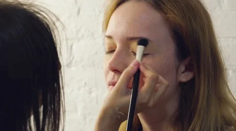 Makeup artist does makeup age Video stock 63120270