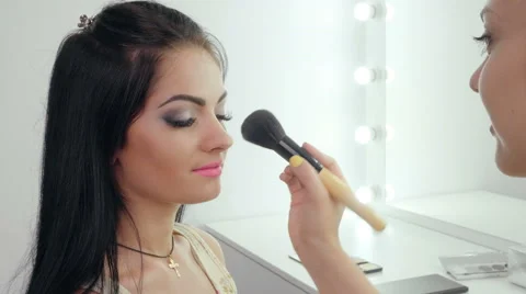 Makeup artist doing makeup Video stock 67613258