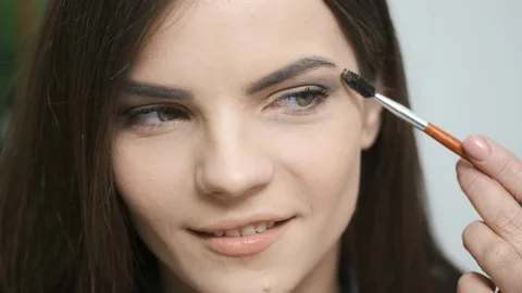 Makeup artist doing professional makeup in a beauty studio Video stock 129167679