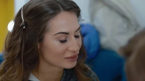 Makeup artist doing visage Stock Footage 77019814