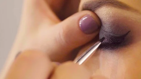 The makeup artist drawing the outline Video stock 88729886