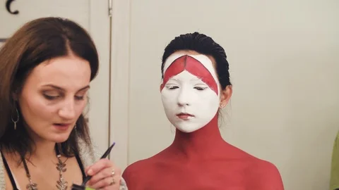 Makeup artist drawing outline on the model's face 스톡 동영상 88718369