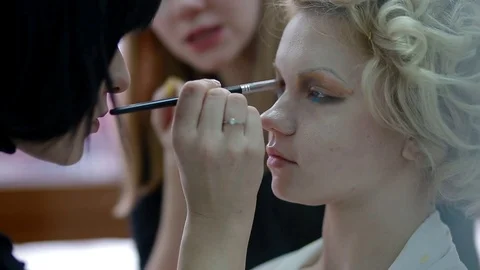 Makeup artist explain to student how to use cosmetics, Video stock 91092846