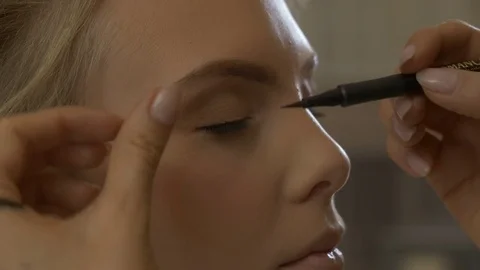 Makeup artist leads the eye Видео 72569989