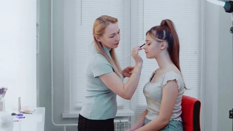 Makeup artist makes makeup to model in beauty studio. Stock Footage 149268906