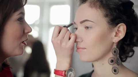Makeup artist makes models eye makeup Vídeos de archivo 73540321