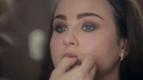 Makeup artist makes models eye makeup Видео 73542068