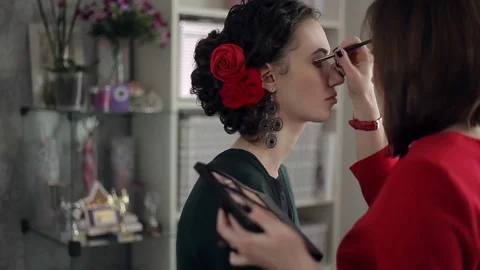 Makeup artist makes models eye makeup 스톡 동영상 73547284