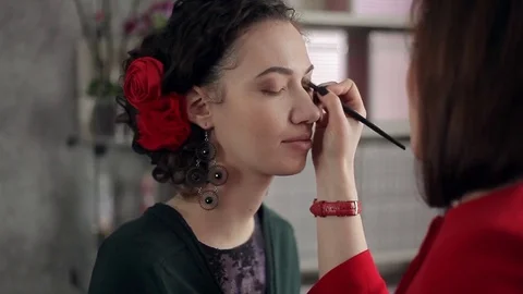 Makeup artist makes models eye makeup Vídeo Stock 73577996