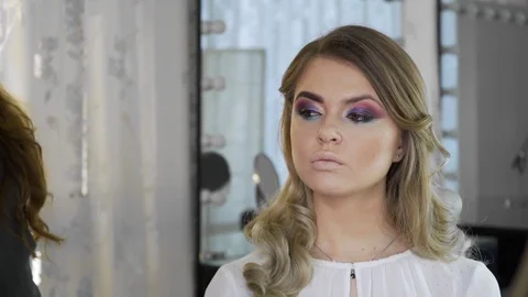 Makeup artist makes models eye makeup 動画素材 74931195