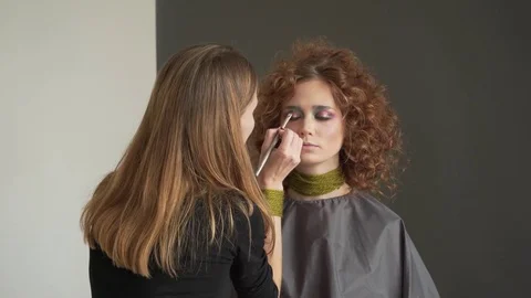 Makeup artist makes models eye makeup Vídeo Stock 79000192