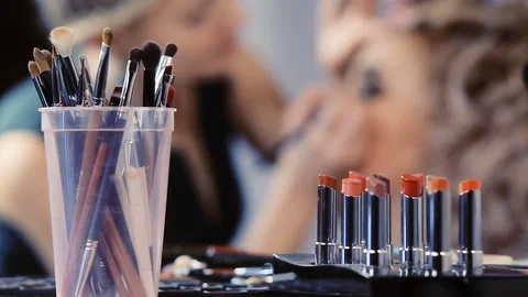 Makeup artist makes models eye makeup Видео 83410572