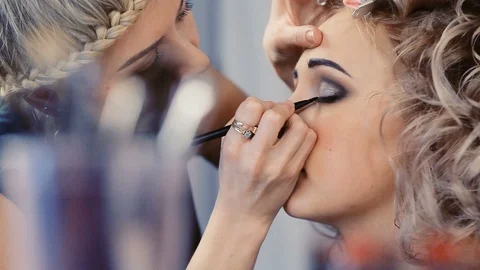Makeup artist makes models eye makeup Vidéo 88727770