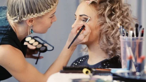 Makeup artist makes models eye makeup Vídeo Stock 88727947