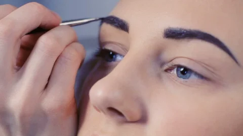 Makeup artist makes models eye makeup Vidéo 88728059