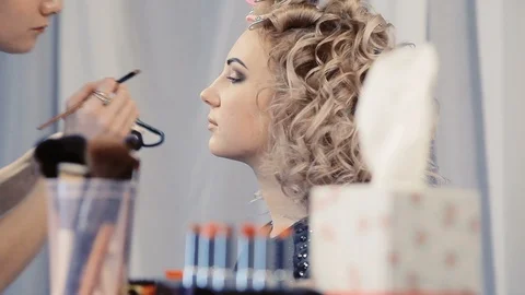 Makeup artist makes models eye makeup Видео 88863516