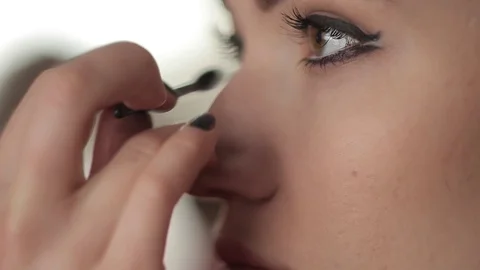 Makeup artist makes models eye makeup Vídeos de archivo 88864559