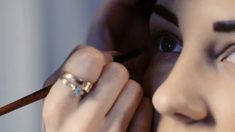 Makeup artist makes models eye makeup 動画素材 92788500
