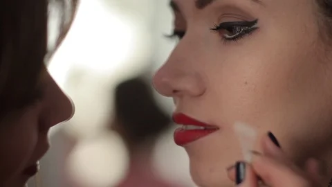 Makeup artist makes models lips makeup Vidéo 88864620