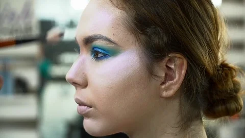 Makeup artist making beautiful face art for a woman with makeup brush Video stock 76572743