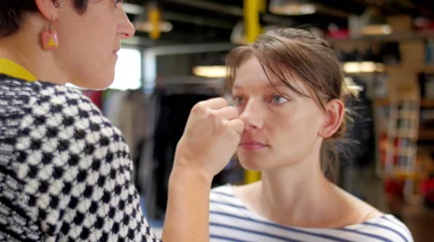 Makeup artist making up model closeup 스톡 동영상 59728648