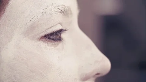 Makeup artist painting on the model's face 動画素材 83243473