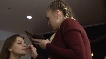 Makeup artist puts a shadow on the model Stockbeeldmateriaal 85755964