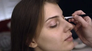 Makeup artist puts a shadow on the model Stockbeeldmateriaal 85756091