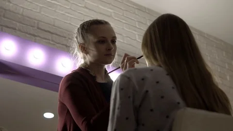 Makeup artist puts a shadow on the model Stockbeeldmateriaal 85756138