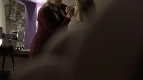 Makeup artist puts a shadow on the model Vídeo Stock 85756392