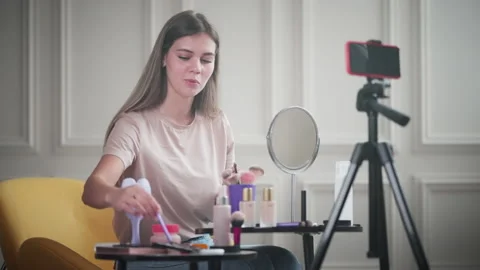 Makeup artist is recording tutorial for her beauty blog, streaming online 스톡 동영상 225363763