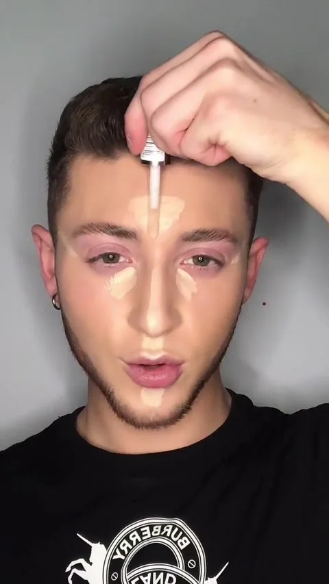 Makeup artist uses lube instead of primer under foundation in bizarre hack Stock Footage 273012664