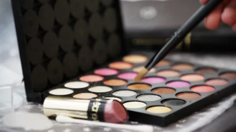 Makeup artist using colours. Video stock 46278014