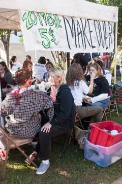Makeup Artists Give Zombie Makeovers At Georgia Halloween Festival Foto stock