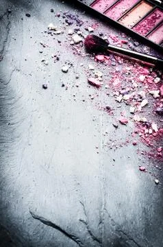 Makeup brush and crushed eyeshadows Foto stock
