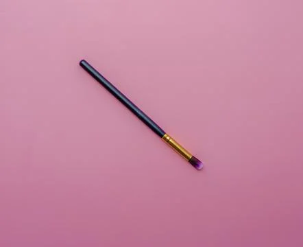 Makeup brush on pink colored composed background. Top view Foto stock