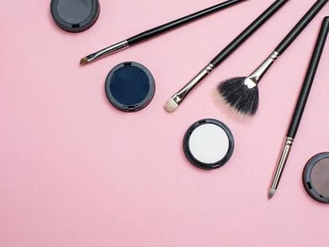Makeup brushes and eyeshadows on a flat pink background. Big copy space for 스톡 사진