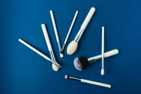 Makeup brushes with a white handle on a blue background Foto stock