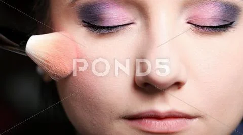Makeup face applying rouge blusher Stock-Fotos