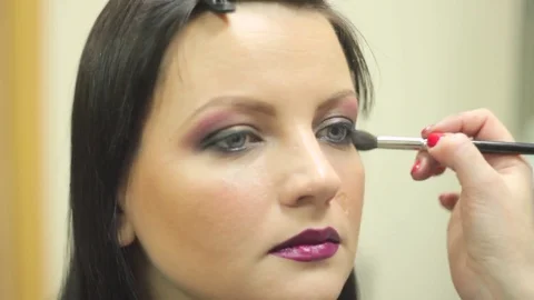 Makeup girl does makeup Vidéo 73165374