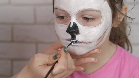 Makeup for horror party. Video stock 112072583